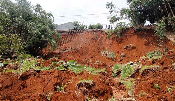 Longsor Tutup Akses Jalan Majalengka-Kuningan, Dua Pemotor Terjebak