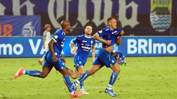 Pemain Persib Bandung berselebrasi usai cetak gol.