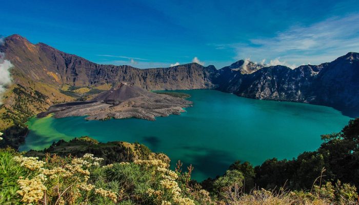 5 Panorama Menakjubkan Gunung Rinjani, dari Savana Luas hingga Air Terjun Eksotis