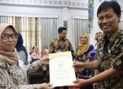 Wali Kota Serahkan SK Pensiun dan Tanda Penghargaan kepada 29 ASN Purna Tugas