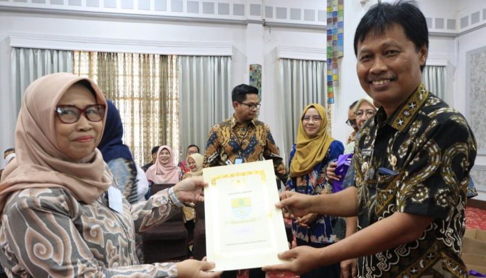 Wali Kota Serahkan SK Pensiun dan Tanda Penghargaan kepada 29 ASN Purna Tugas