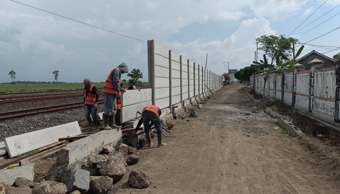 Tingkatkan Keamanan, KAI Daop 3 Cirebon Bangun Pagar Beton di 6 Stasiun