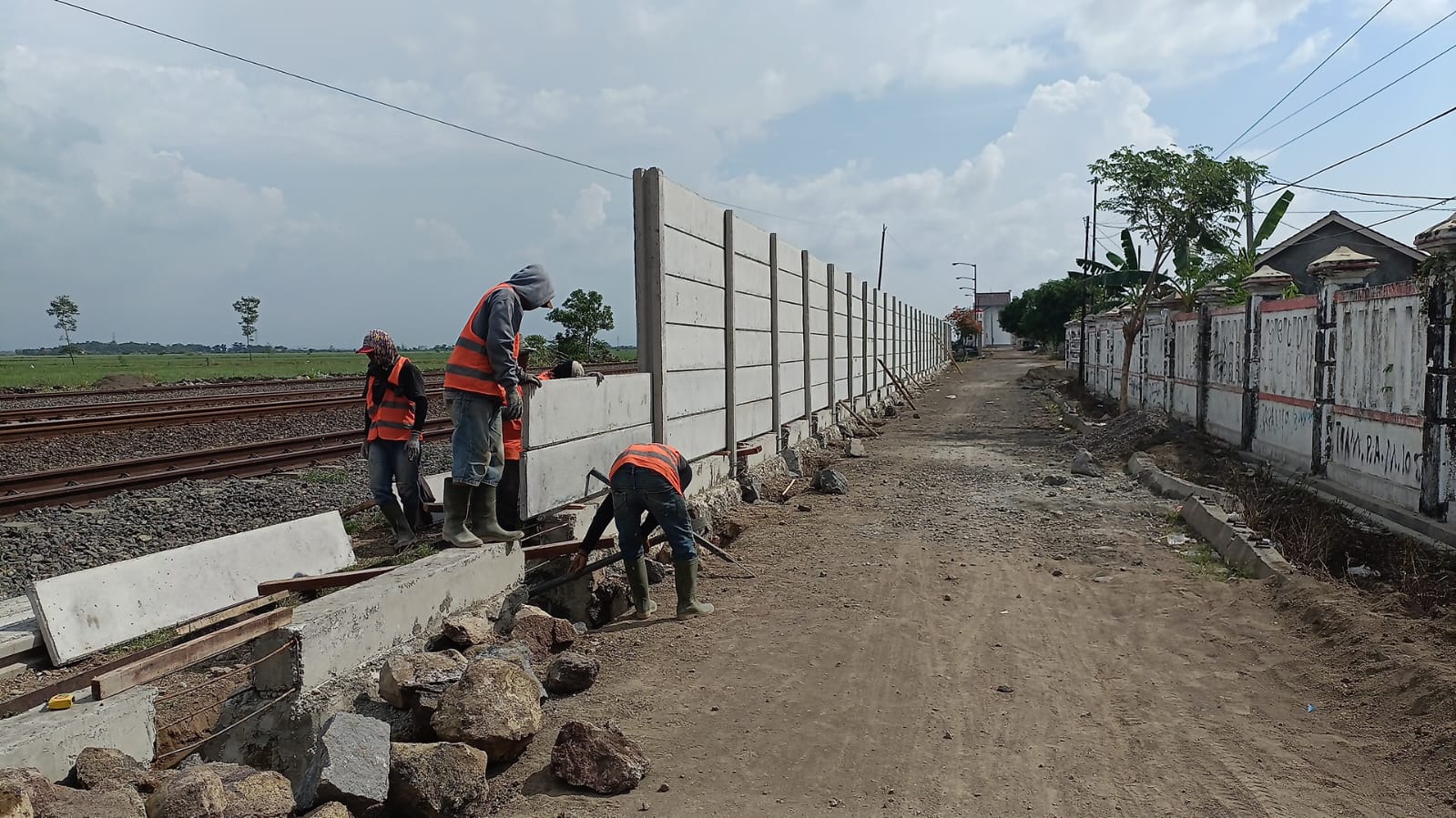 KAI Bangun Pagar Beton