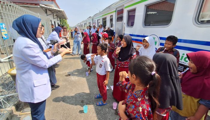 Rail Clinic Sambangi Arjawinangun, Hadirkan Layanan Kesehatan Gratis bagi Warga Sekitar Rel