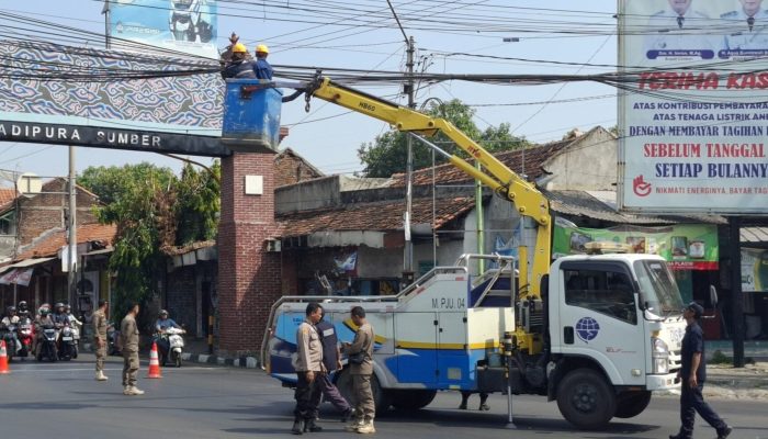 Pemkab Cirebon Tertibkan Kabel Jaringan Telekomunikasi Sepanjang 5,7 Km di Kecamatan Sumber