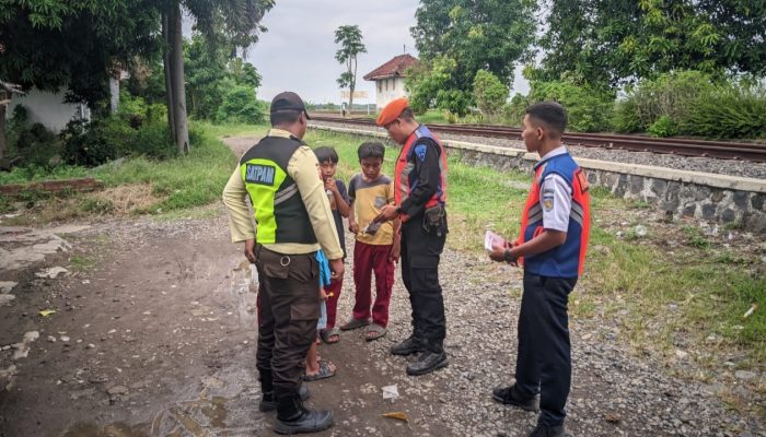 Peringatan KAI: Jangan Jadikan Jalur Kereta Api Tempat Bermain