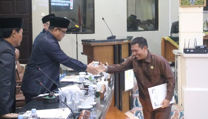 Fraksi-fraksi DPRD Sampaikan Pemandangan Umum terhadap Raperda Perseroda BPR dan PP APBD Tahun 2024