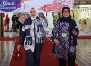 Bupati Cirebon Buka Fashion Show Batik Mega Mendung, Angkat Budaya Lokal di HUT RI ke-80