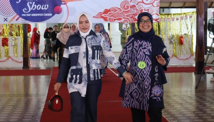Bupati Cirebon Buka Fashion Show Batik Mega Mendung, Angkat Budaya Lokal di HUT RI ke-80