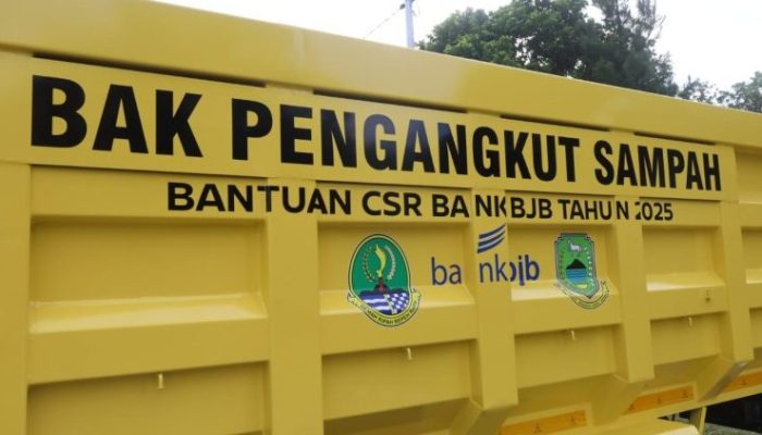 BJB Serahkan Dua Dump Truck ke Pemkab Kuningan untuk Bantu Pengelolaan Sampah