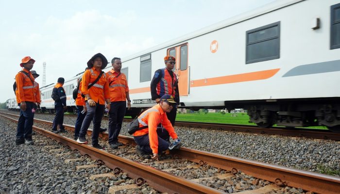 KAI Daop 3 Cirebon Konsisten Tingkatkan Keselamatan Perjalanan KA Lewat Pemeriksaan Lintas Jalan Kaki