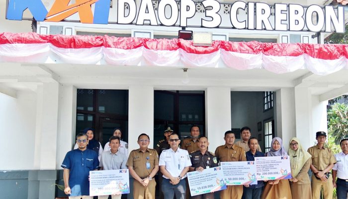 Bakti untuk Negeri, KAI Daop 3 Cirebon Salurkan Bantuan TJSL Senilai Rp 469 Juta