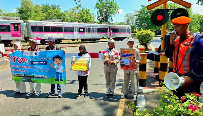 Wujudkan Jiwa Patriotisme, KAI Daop 3 Cirebon Gelar Sosialisasi Keselamatan di Perlintasan Sebidang