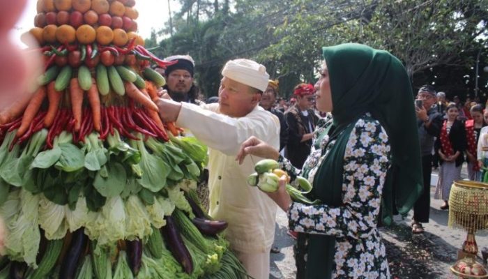 Tradisi Babarit Warnai Hari Jadi ke-527 Kabupaten Kuningan