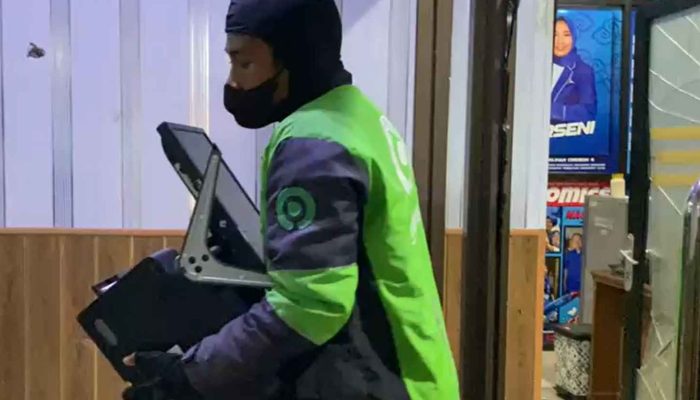 Kerusuhan Pecah di Cirebon, Massa Rusak Gedung DPRD hingga Pos Polisi