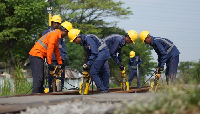 Demi Keselamatan, KAI Daop 3 Cirebon Ganti Wesel di Stasiun Tanjungrasa