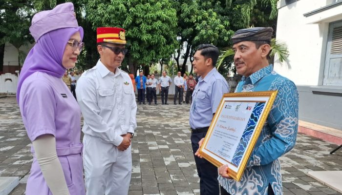 KAI Daop 3 Cirebon Apresiasi Ahli Waris Pencipta Lagu “Kota Cirebon” di HUT ke-80