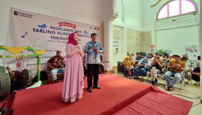 Rayakan HUT ke-80, KAI Daop 3 Cirebon Hidupkan Seni Tarling Cerbonan di Stasiun Cirebon