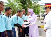 KAI Daop 3 Cirebon Salurkan Program TJSL untuk Porter Stasiun