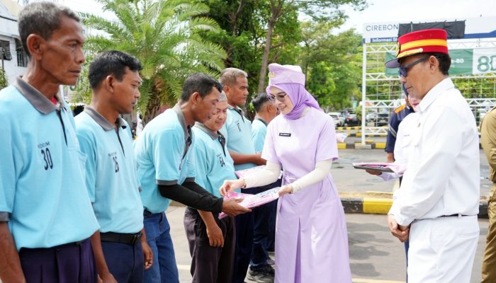 KAI Daop 3 Cirebon Salurkan Program TJSL untuk Porter Stasiun
