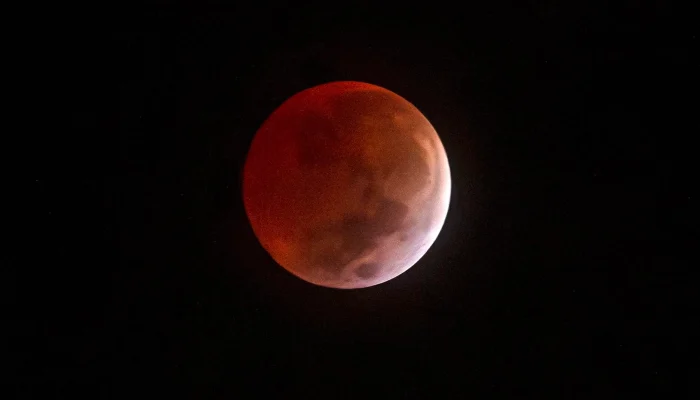 Blood Moon Mewarnai Langit Indonesia, Disaksikan Jelas dari Cirebon