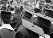 Perbedaan Penulisan Gelar Dr., DR., dan dr. yang Perlu Diketahui