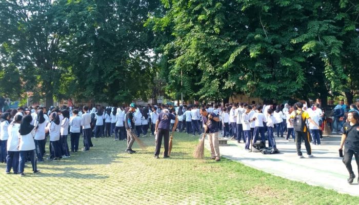 DLH Kota Cirebon Turut Andil Bersih-Bersih di Kawasan Taman Kebumen Cirebon
