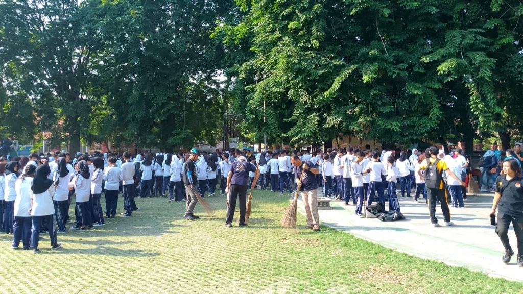 Paguyuban Urang Sumedang (Payung Suci) Cirebon mengadakan bersih-bersih di kawasan Taman Kebumen, Kota Cirebon.