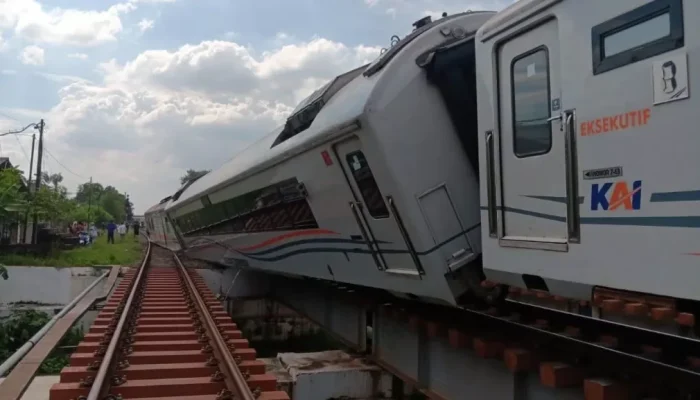 KA Purwojaya Anjlok di Kedunggedeh, Sejumlah Perjalanan di Cirebon Tertunda hingga 3 Jam
