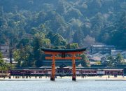 Melintasi Gerbang Torii, Di Antara Dunia Manusia dan Para Dewa