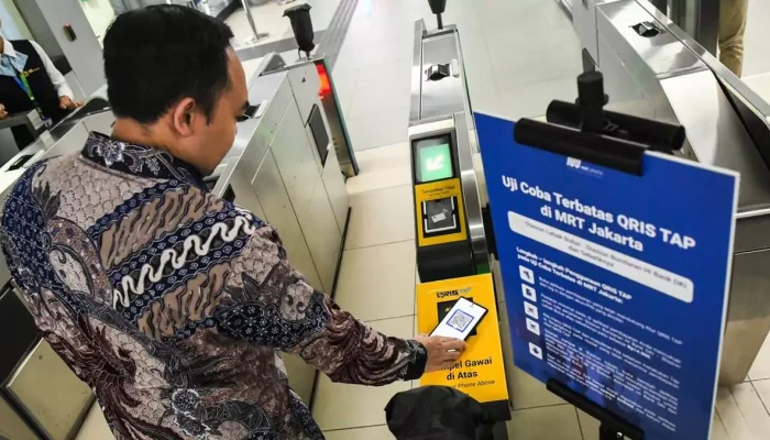 Naik KRL Kini Cukup Tap Ponsel, KAI Commuter Resmi Terapkan Sistem QRIS Tap