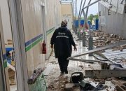 Atap Klinik Utama Kita Sehat Rusak Diterjang Angin Kencang, BPBD Cirebon Evakuasi Pasien