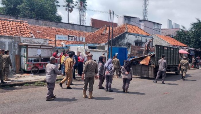 33 PKL di Depan Stasiun Cirebon Ditertibkan