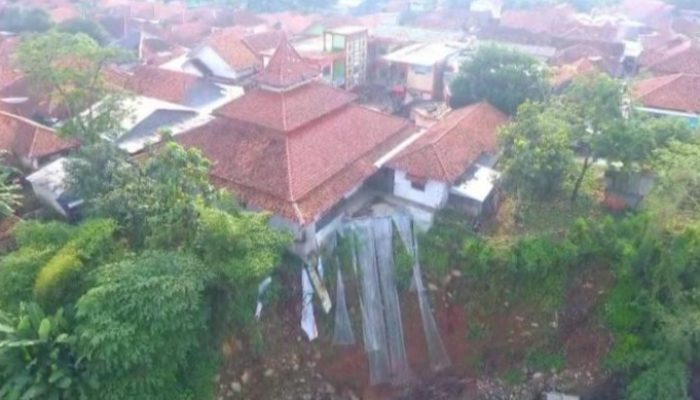 Masjid Bersejarah Mahar Syisidik di Cirebon Terancam Ambruk Usai Banjir Cipager Gerus Pondasi