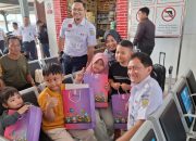 Dirut KAI Bobby Rasyidin Sapa Pelanggan di Stasiun Cirebon Saat Nataru