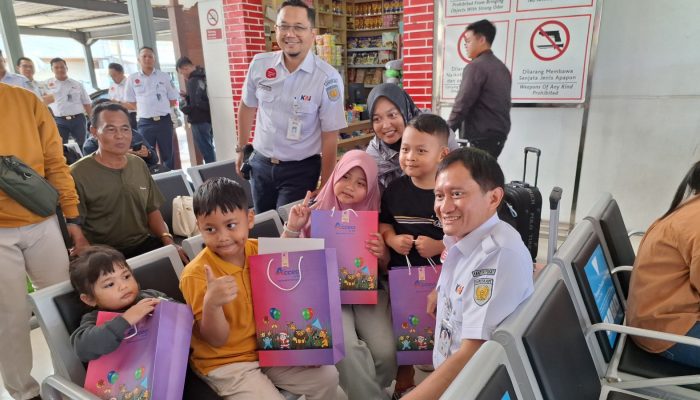 Dirut KAI Bobby Rasyidin Sapa Pelanggan di Stasiun Cirebon Saat Nataru