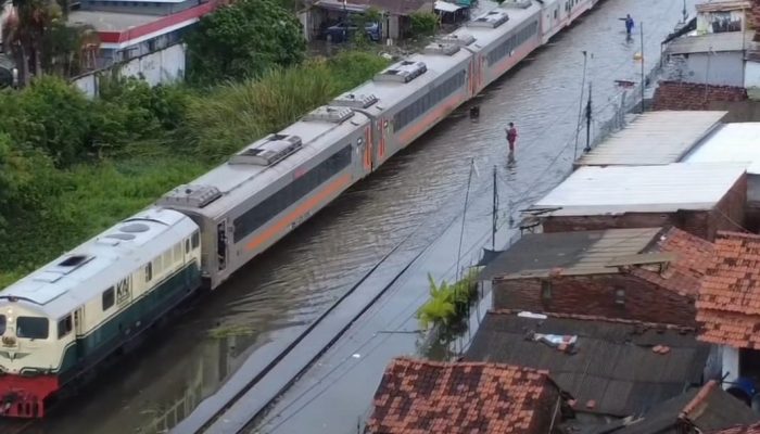 Luapan Air di Wilayah Daop 4, KAI Daop 3 Cirebon Minta Maaf atas Keterlambatan KA