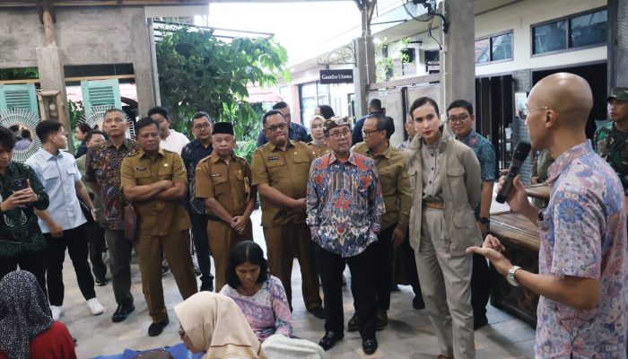 Menpar Tinjau Batik Trusmi, Bupati Cirebon Harap Dukungan Pengembangan Wisata