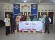 Pekerja Kilang Balongan Salurkan 7,8 Ton Beras ZIS bagi Warga Sekitar