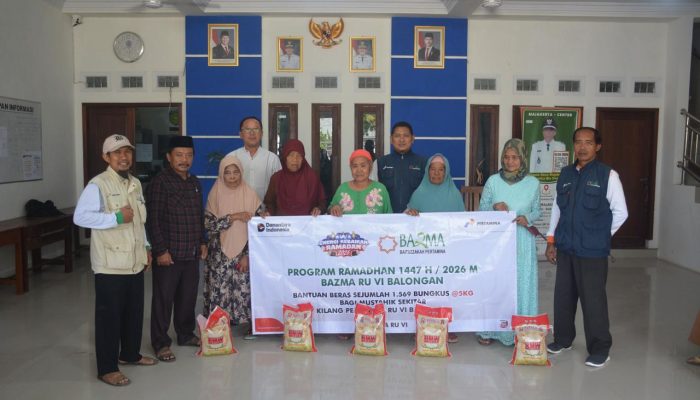 Pekerja Kilang Balongan Salurkan 7,8 Ton Beras ZIS bagi Warga Sekitar